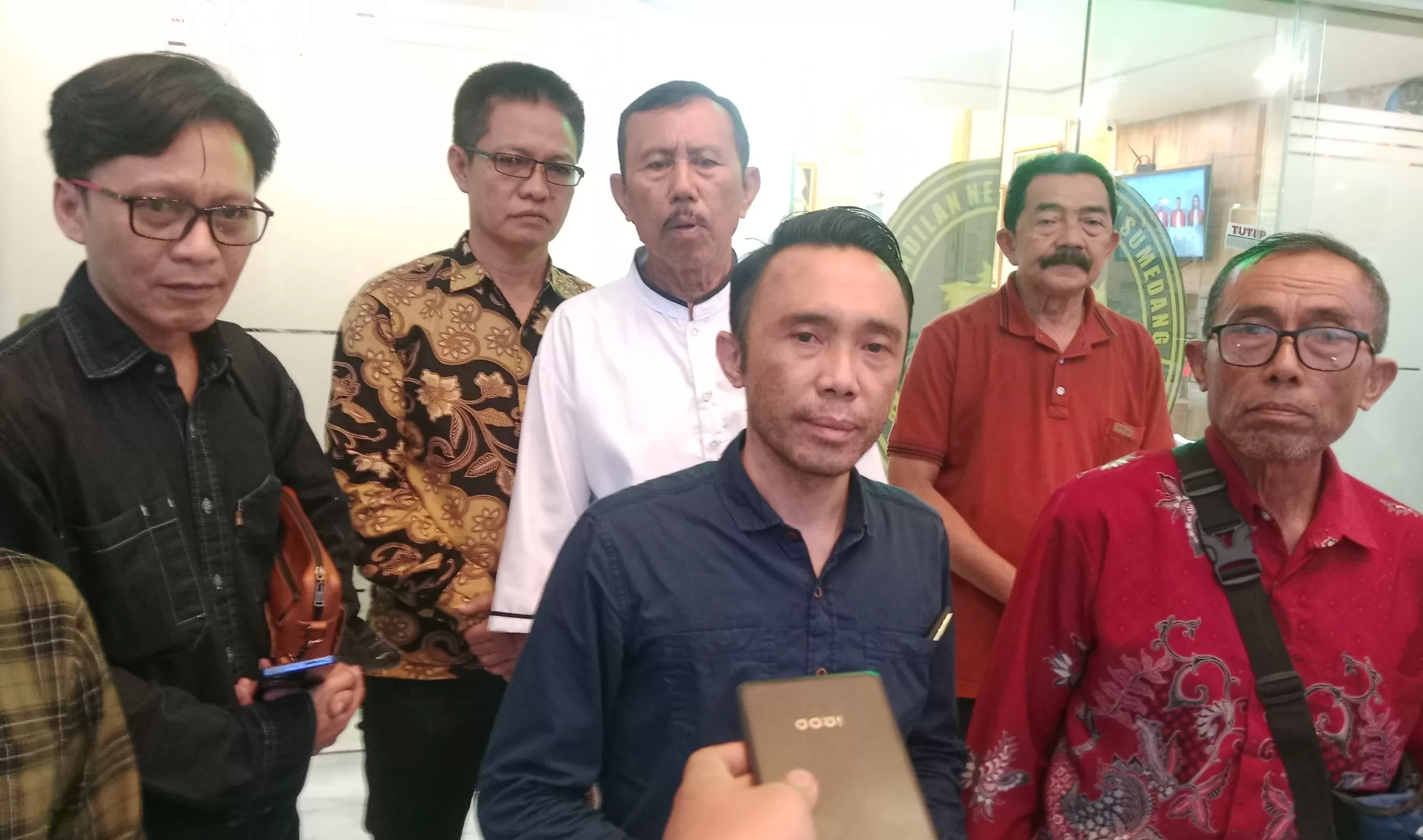 Ahli Waris pada Kasus Uang Ganti Rugi Tol Cisumdawu Blok Pasirkancang, Desa Cilayung, Kecamatan Jatinangor, Roni Riswara saat Diwawancarai di Halaman Kantor Pengadilan Negeri Sumedang (Foto : Istimewa) 