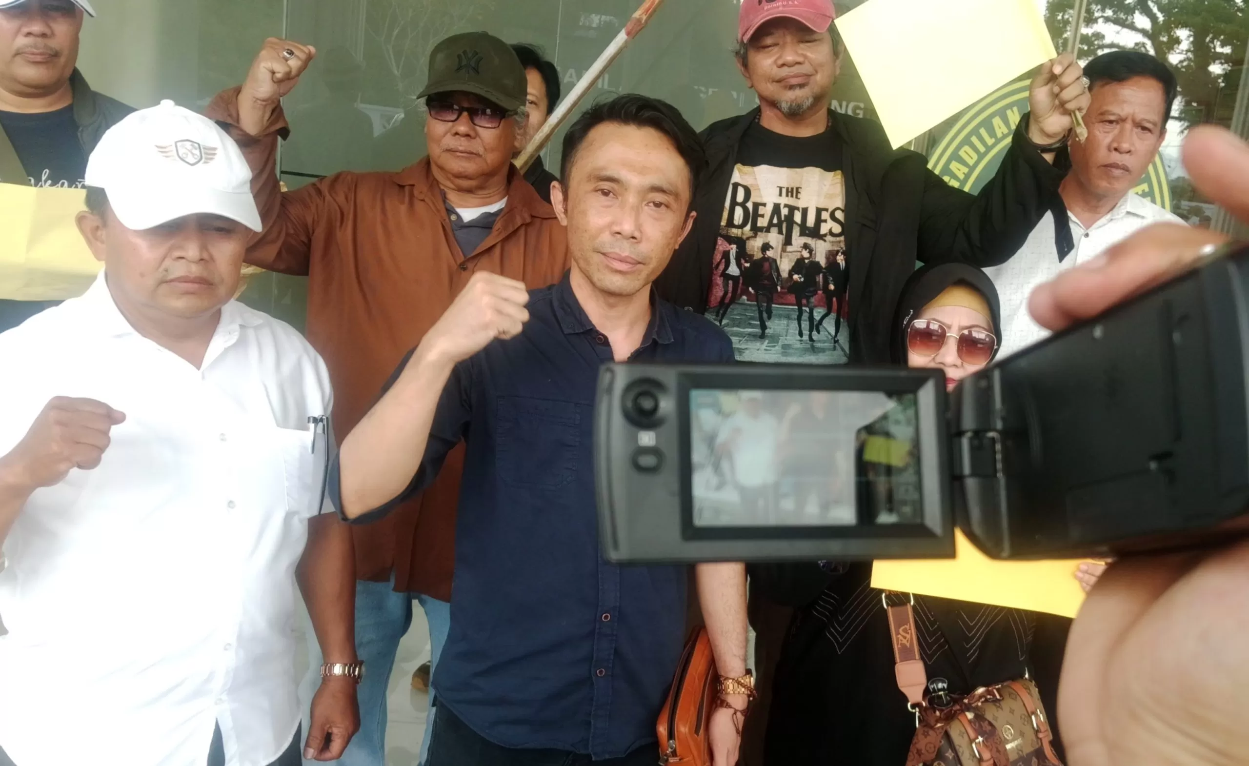 Ahli Waris Ganti Rugi Lahan Proyek Tol Cisumdawu, Roni (tengah) Bersama Sejumlah Ahli Waris Lainnya saat Aksi Bentangkan Bendera Kuning di Kantor Pengadilan Negeri Sumedang (Foto : Istimewa) 