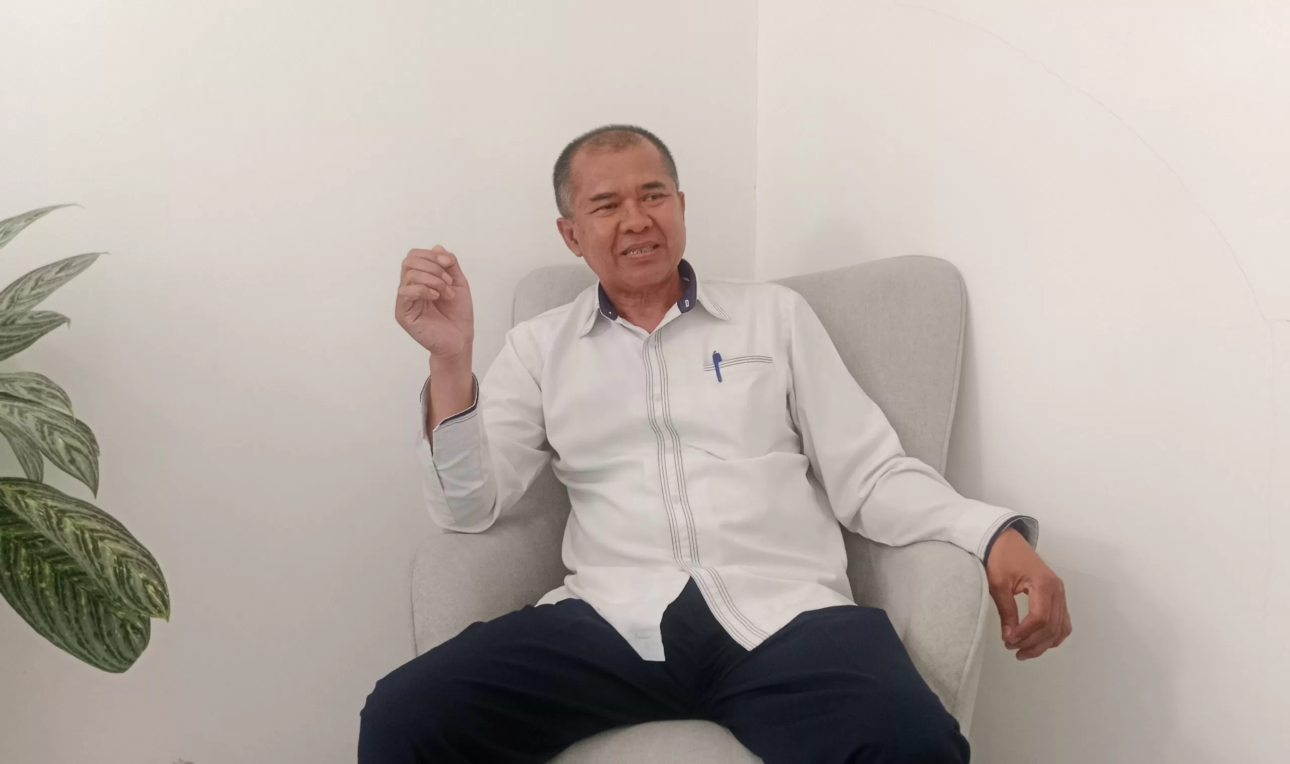 Humas Pengadilan Negeri (PN) Sumedang, Elih Sopiyan saat Diwawancarai Tahu Ekspres di 'Ruang Terbuka' Pengadilan Negeri Sumedang (Foto : Istimewa) 