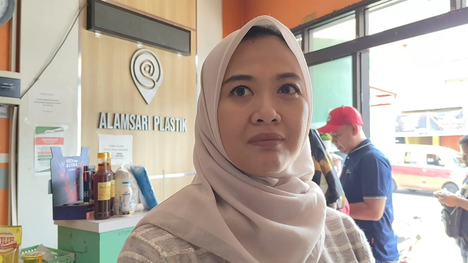 Owner Alam Sari Kedelai, Santi Sukmawati (40) saat di wawancarai, Selasa (07/04/2026).