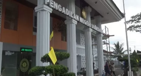 Pembentangan Bendera Kuning Oleh Sejumlah Ahli Waris Ganti Rugi Dana Tol Cisumdawu Blok Pasirkacang di Sekitar Kantor Pengadilan Negeri Sumedang (Foto : Istimewa) 