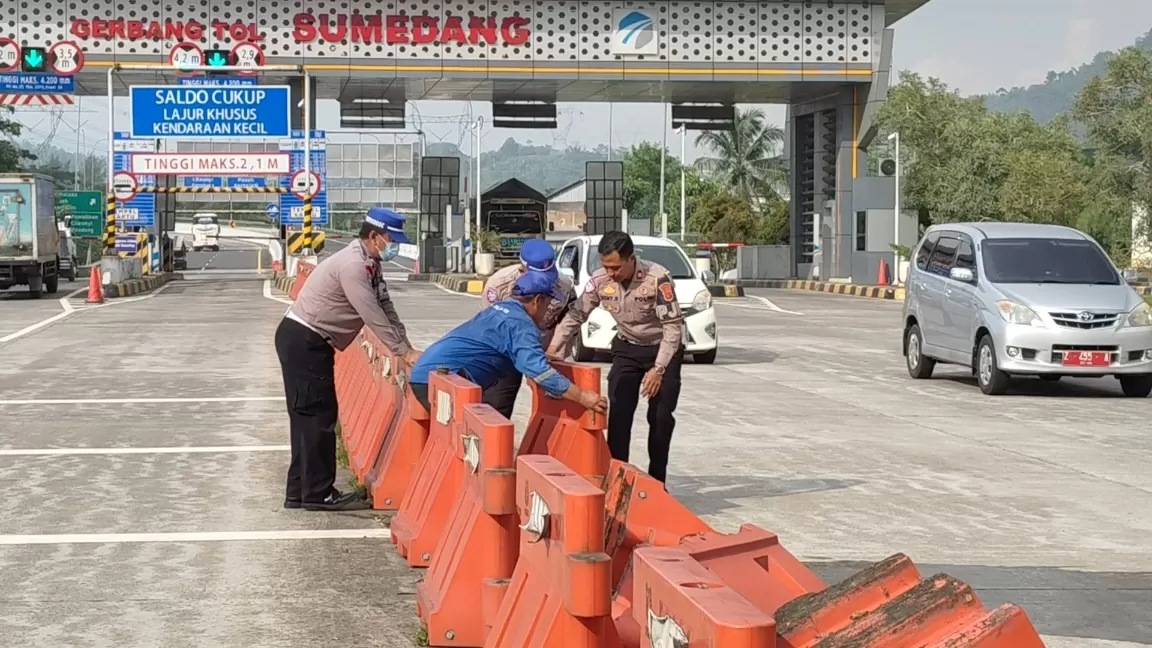 Anggota PJR Tol Cisumdawu Tampak Sedang Lakukan Pemindahan Pembatas Jalan, Selasa (07/04/2026) sore.