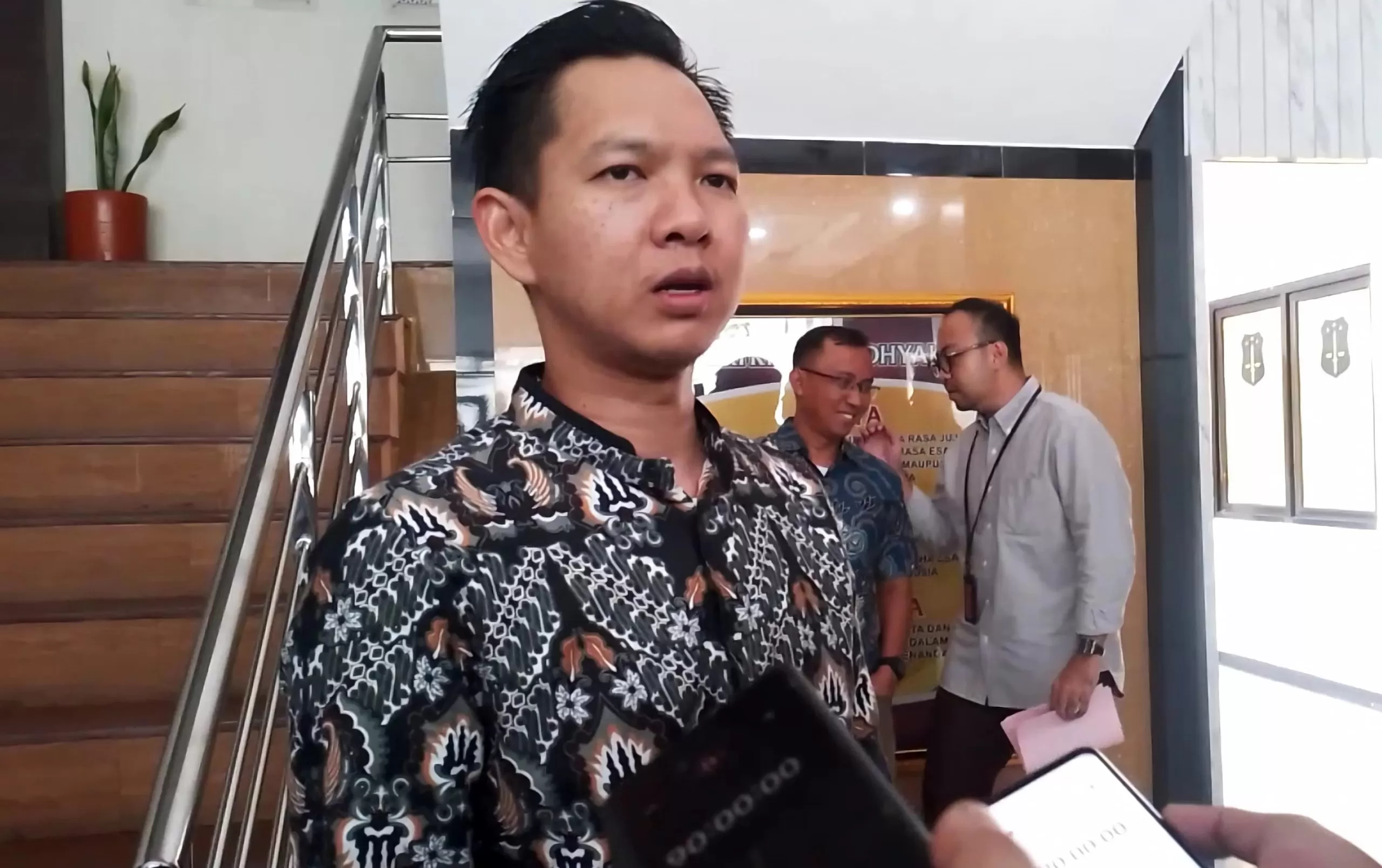 Kepala Seksi Pidana Khusus Kejaksaan Negeri Sumedang, Fawzal Mahfudz Ramadhani saat diwawancarai wartawan di Kantor Kejari Sumedang (Foto : Istimewa) 