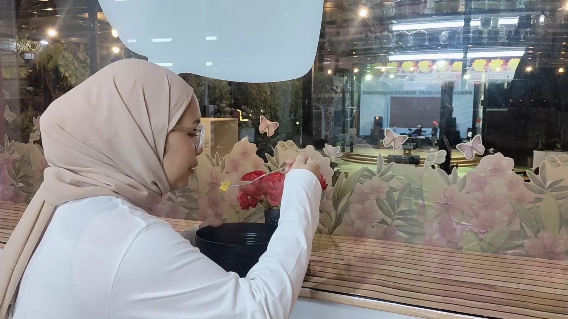 Kepala Desa Pasirnanjung, Susi Herawati, sedang menyantap seblak di lokasi Desa Wisata Pasirnanjung - (foto : G'jodt)