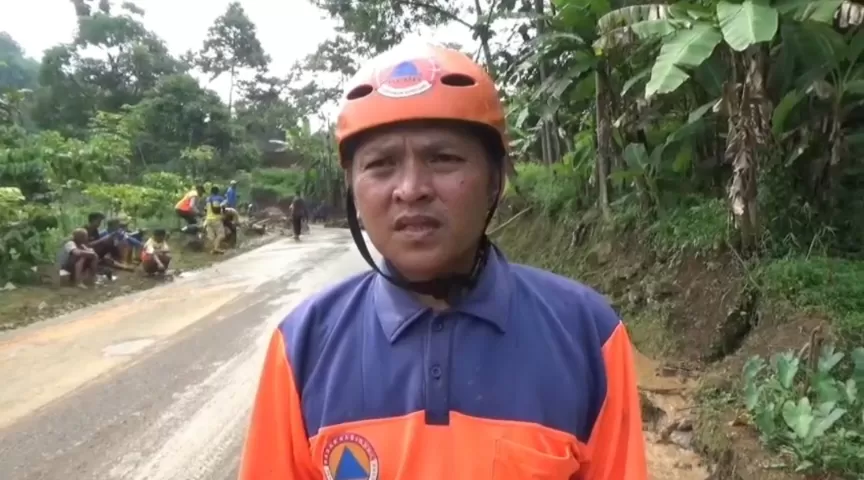 Petugas evakuasi, Indra Rahadian, saat diwawancarai. (foto : G'jodt)