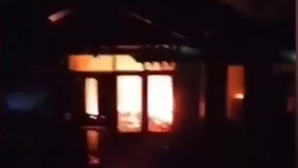 sebuah rumah terbakar (foto - istimewa)