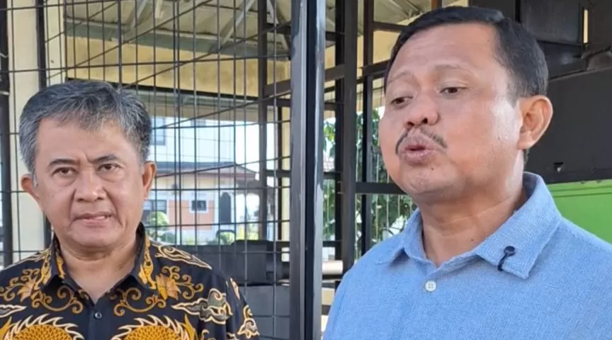 Bupati Sumedang Dony Ahmad Munir didampingi Pengembang Pengolahan Sampah Budi, saat peresmian. (foto : istimewa)