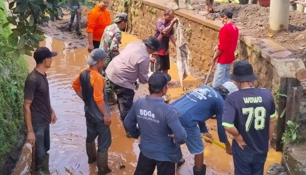 Gotong Royong Warga Desa Hegarmanah Kecamatan Jatinangor Membersihkan Irigasi Cipasir (Foto : Istimewa) 