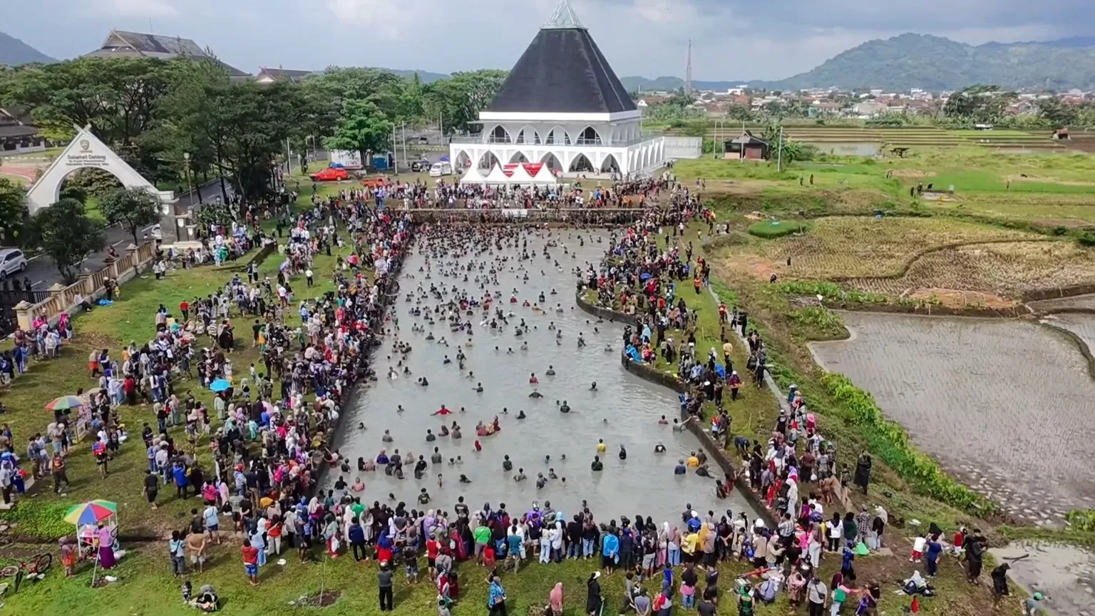 Ribuan Warga Kabupaten Sumedang Meriahkan Acara Ngagogo, Rabu 15 April 2026 siang, (foto: G'jodt)