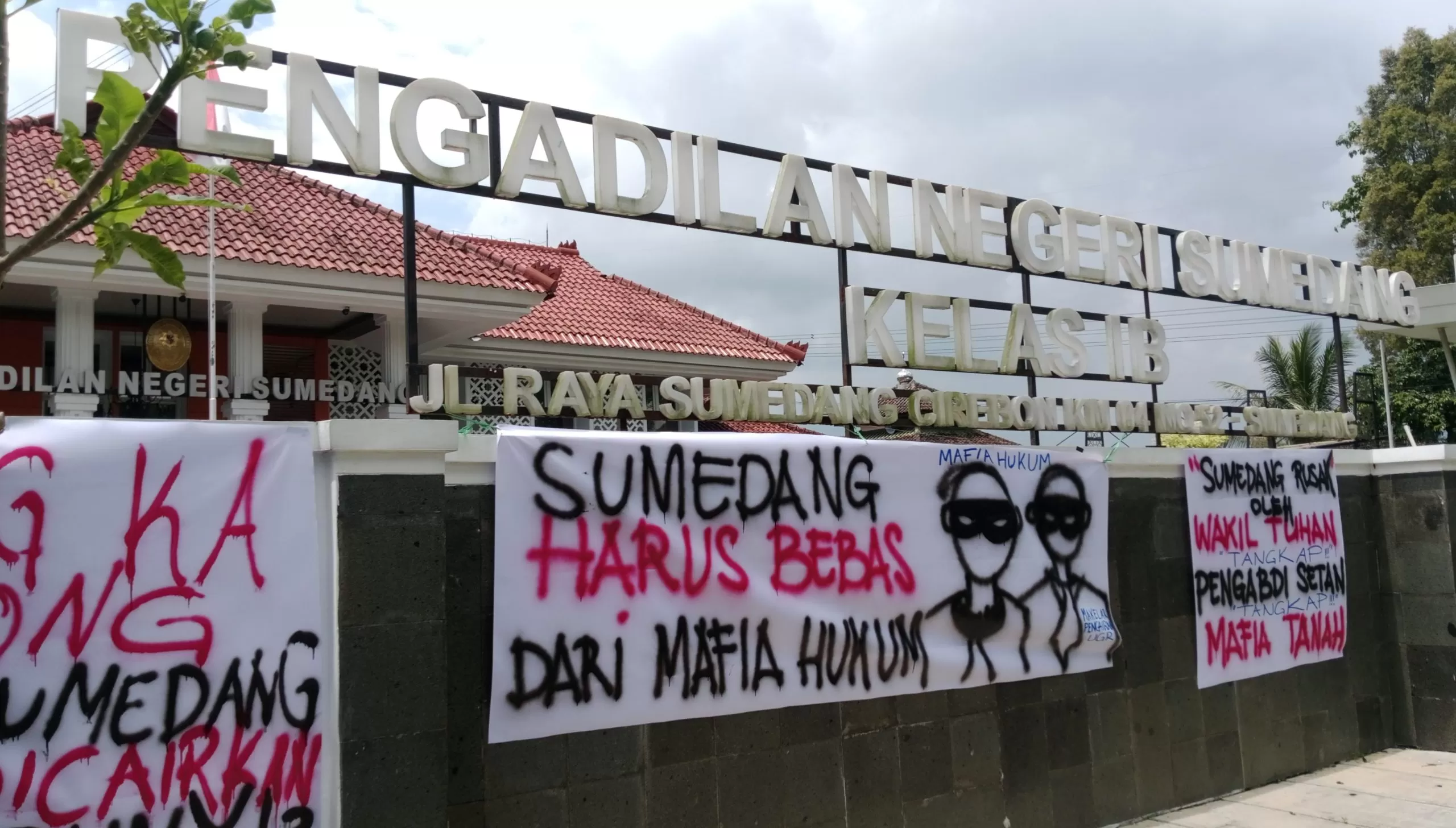 Propaganda Masa Aksi Ahli Waris Tol Cisumdawu Blok Pasirlacang  Jatinangor di Pengadilan Negeri Sumedang (Foto : Istimewa) 