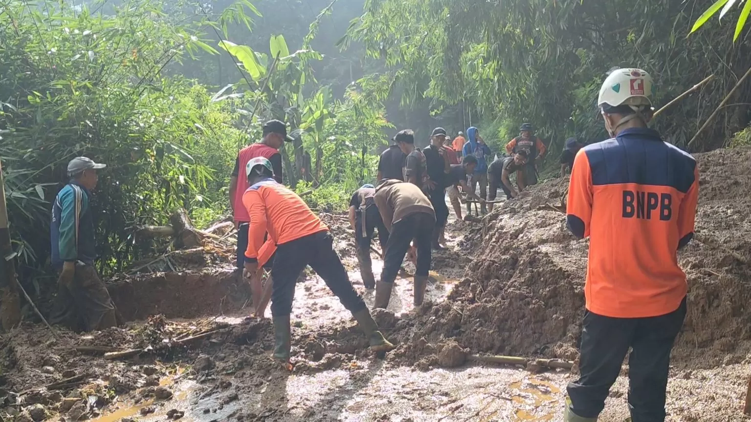 BPBD dan warga setempat, sedang mengevakuasi material longsor di desa Citengah, Sumedang Selatan, (17/04/2026) Jum'at Pagi. (foto : G'jodt)
