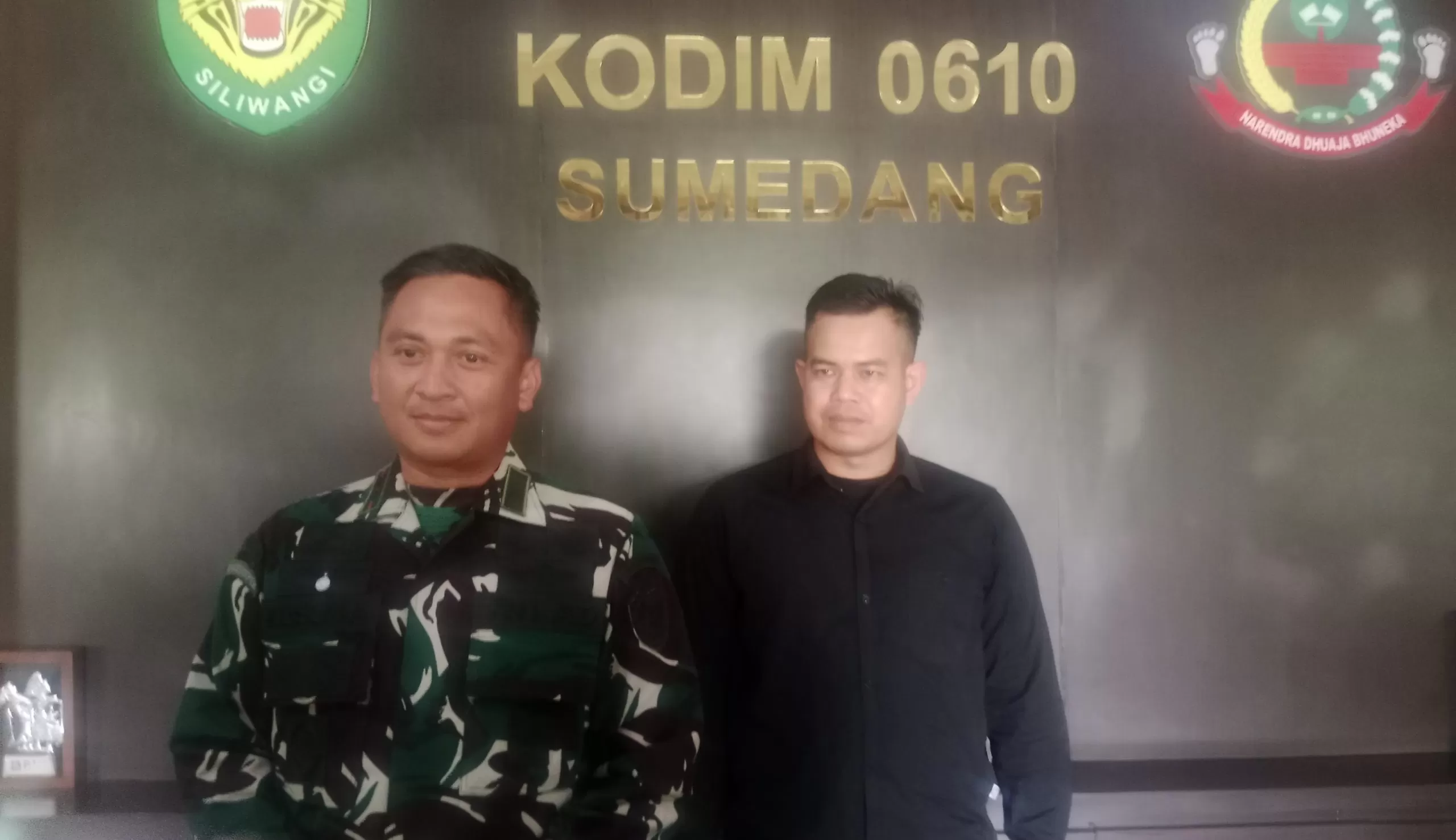Komandan Kodim 0610/Sumedang, Letkol Arh Kusuma Ardianto (kiri) Didampingi Dan Unit Intel, Letda Cba Tri Setyo Utomo saat  Diwawancarai di Makodim 0610 Sumedang (Foto : Istimewa) 