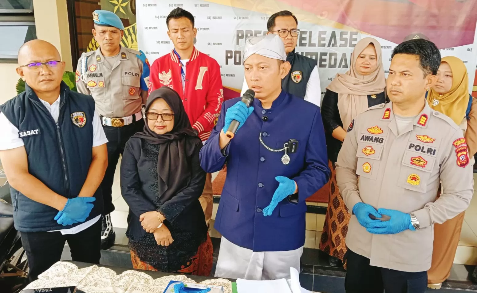 Kapolres Sumedang, AKBP Sandityo Mahardika (tengah) saat press release ungkap kasus persetubuhan anak di Sumedang (Foto : Istimewa) 