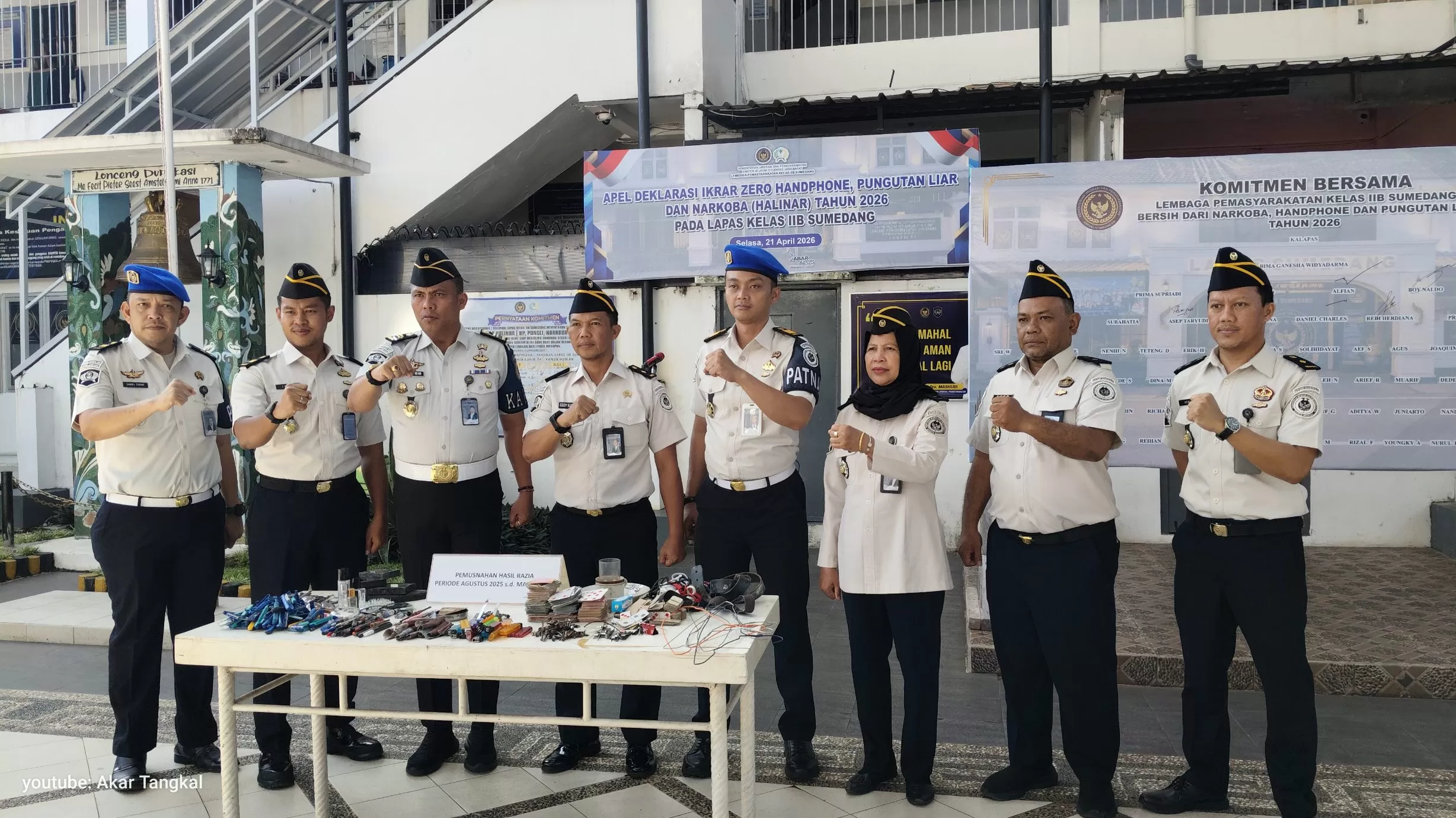 Pejabat Lapas Kelas 2-B Sumedang, saat akan memusnahkan barang larang, (foto: G'Jodt)