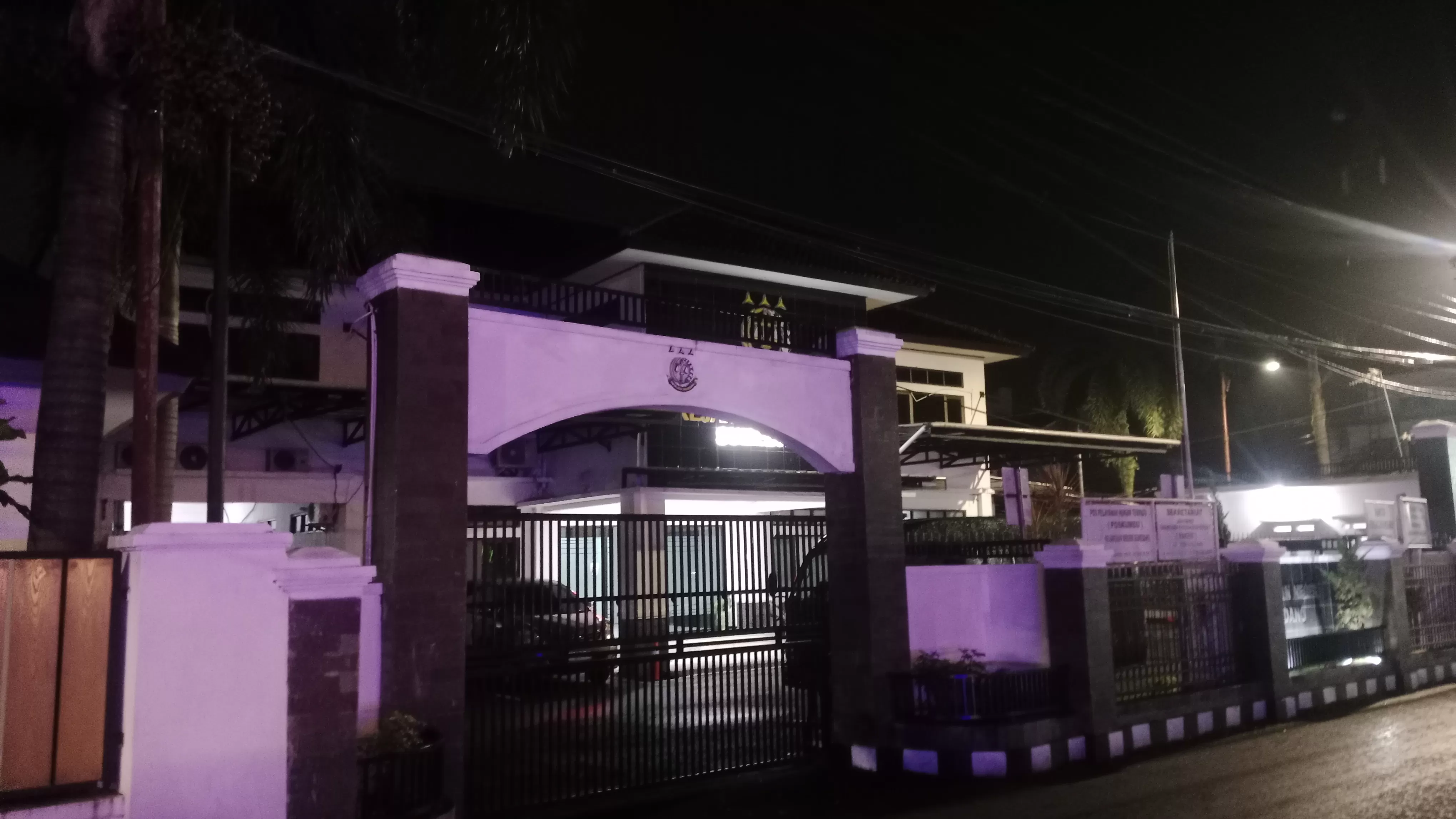 Tampak Depan Kantor Kejaksaan Negeri Sumedang Malam Hari pada Rabu (22/4/2026). (Foto : Istimewa) 