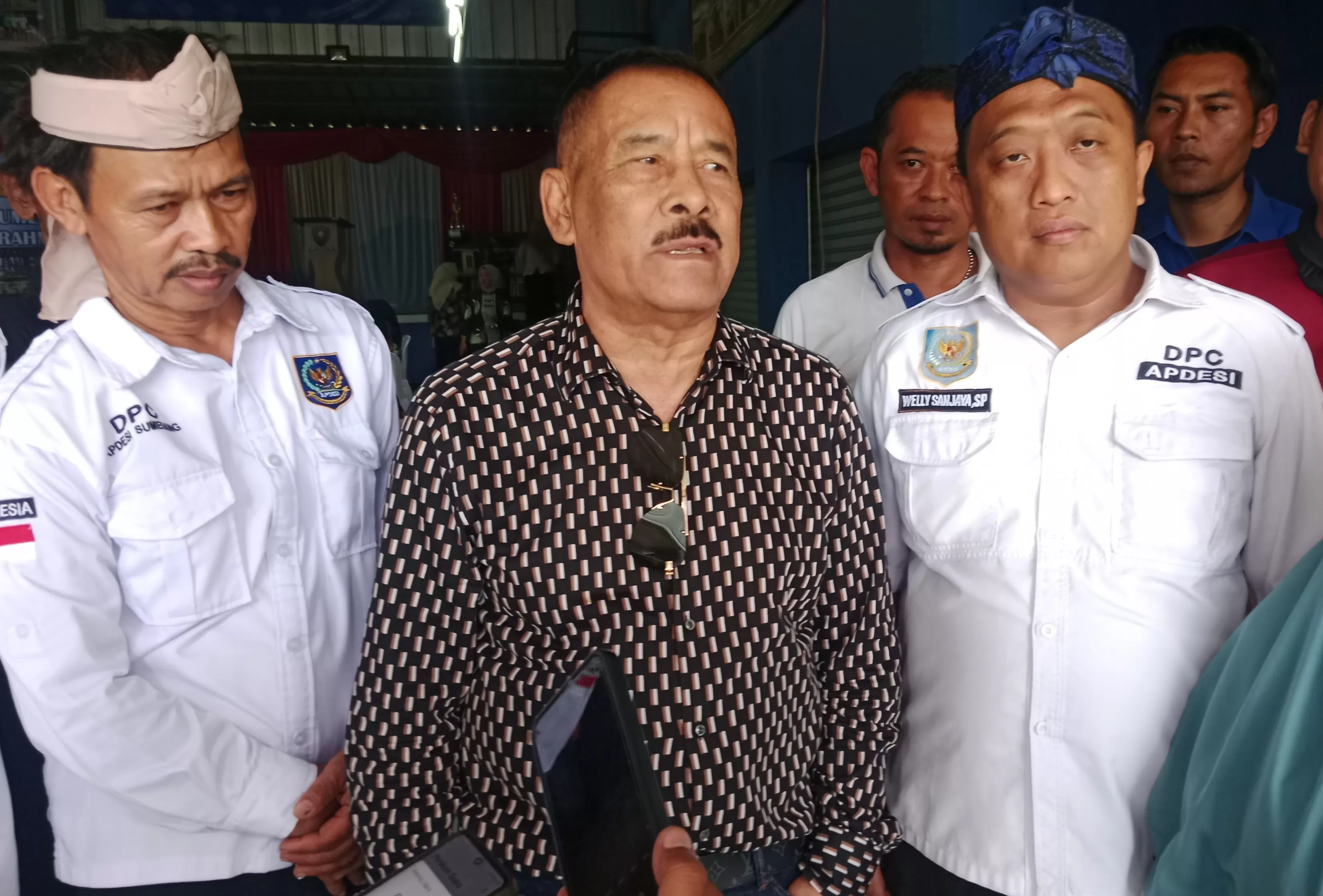 Haji Umuh Muchtar (tengah) Didampingi Ketua APDESI Sumedang Welly Sanjaya (kanan). (Foto : Istimewa) 