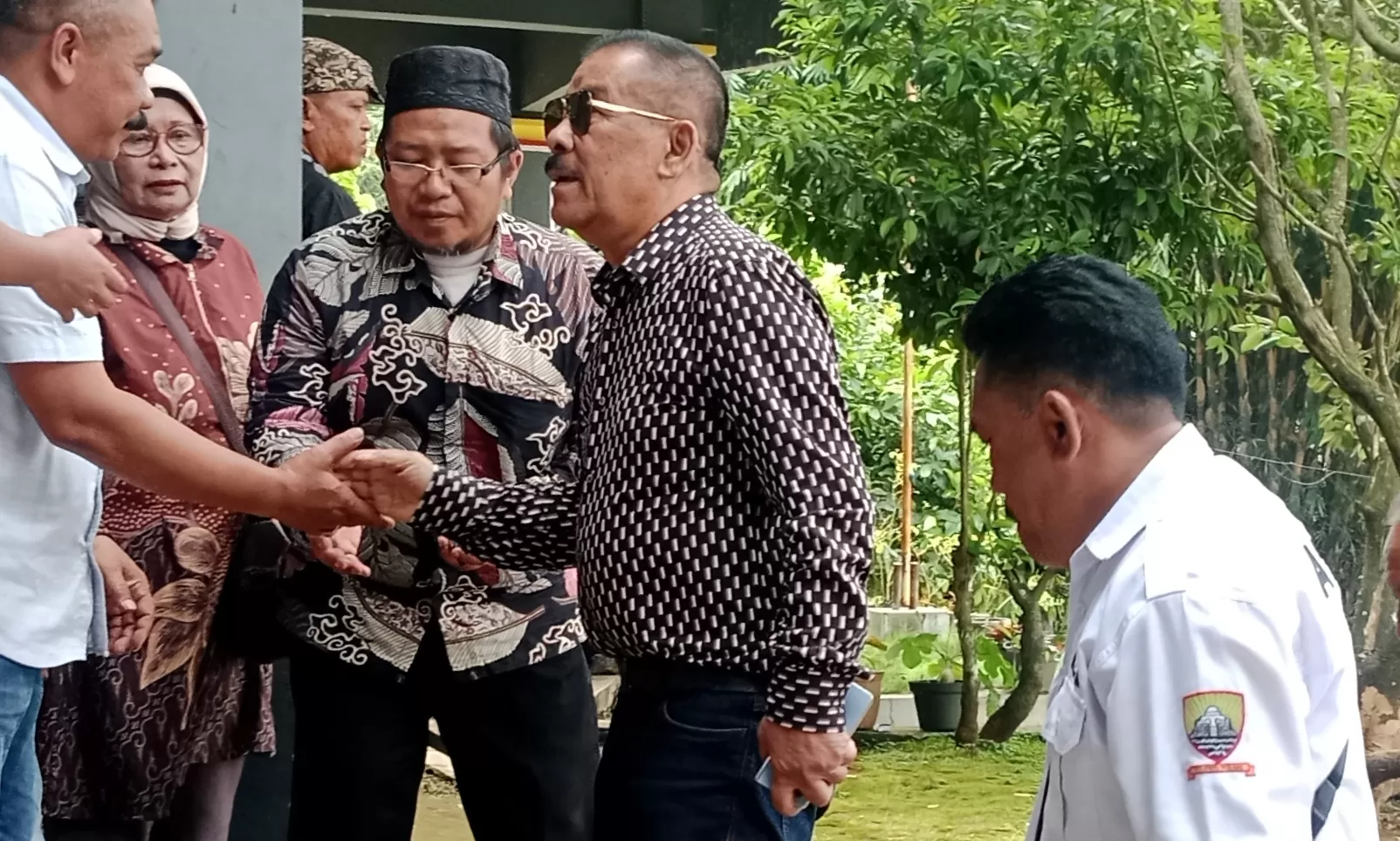 Haji Umuh Muchtar saat Menghadiri Acara di Aula Desa Cikoneng Kecamatan Darmaraja Kabupaten Sumedang (Foto : Istimewa) 