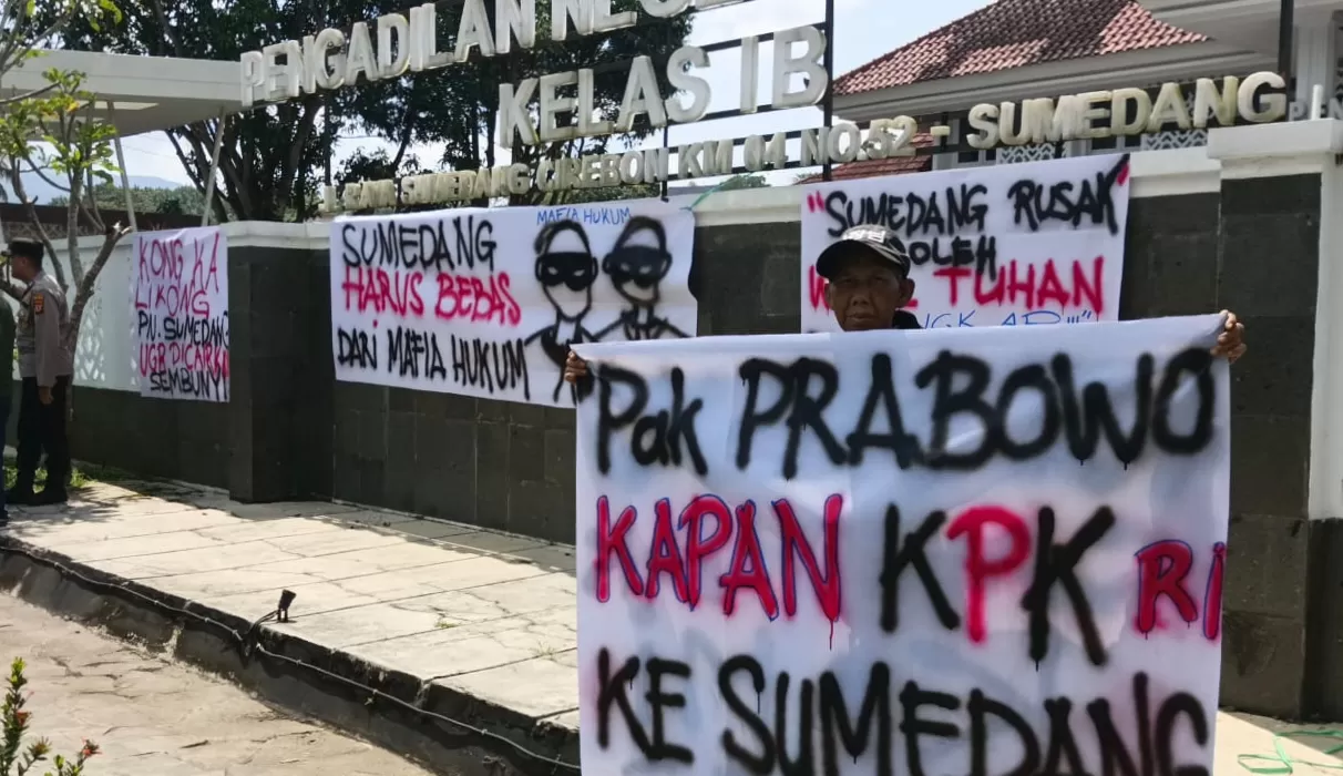 Propaganda Bentuk Protes dari Ahli Waris Tol Cisumdawu di Kantor Pengadilan Negeri Sumedang (Foto : Istimewa) 