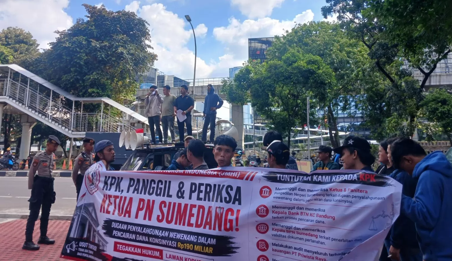 Aksi Demonstrasi Mahasiswa yang Berlangsung di Depan Gedung KPK RI Terkait Dana Konsinyasi 190 Miliar  Pengadilan Negeri Sumedang (Foto : Istimewa) 
