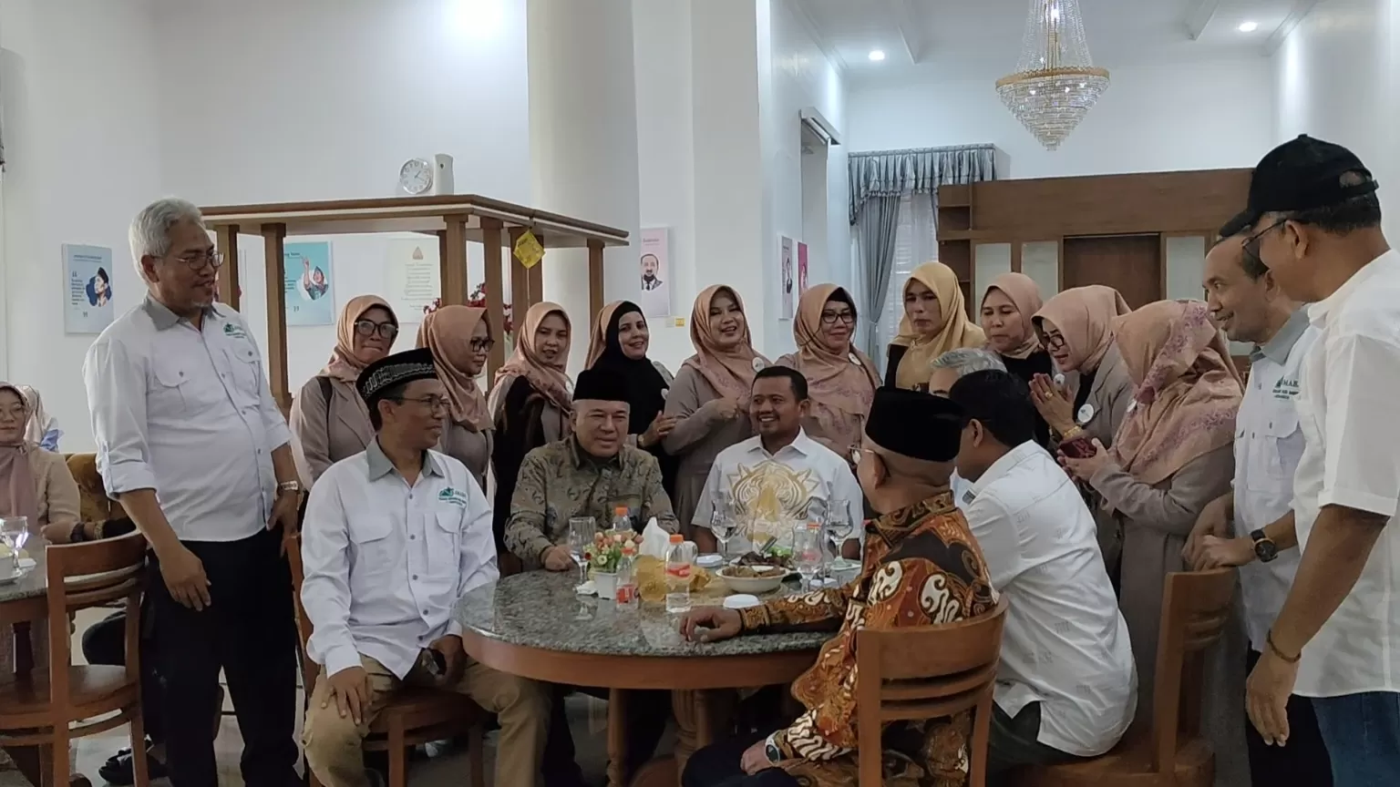 Bupati Sumedang, Asda III Provinsi Aceh, Ketua Umum KAMABA dan para istri berfoto bersama di Gedung Negara Kabupaten Sumedang. (foto : Dedi Suhandi)