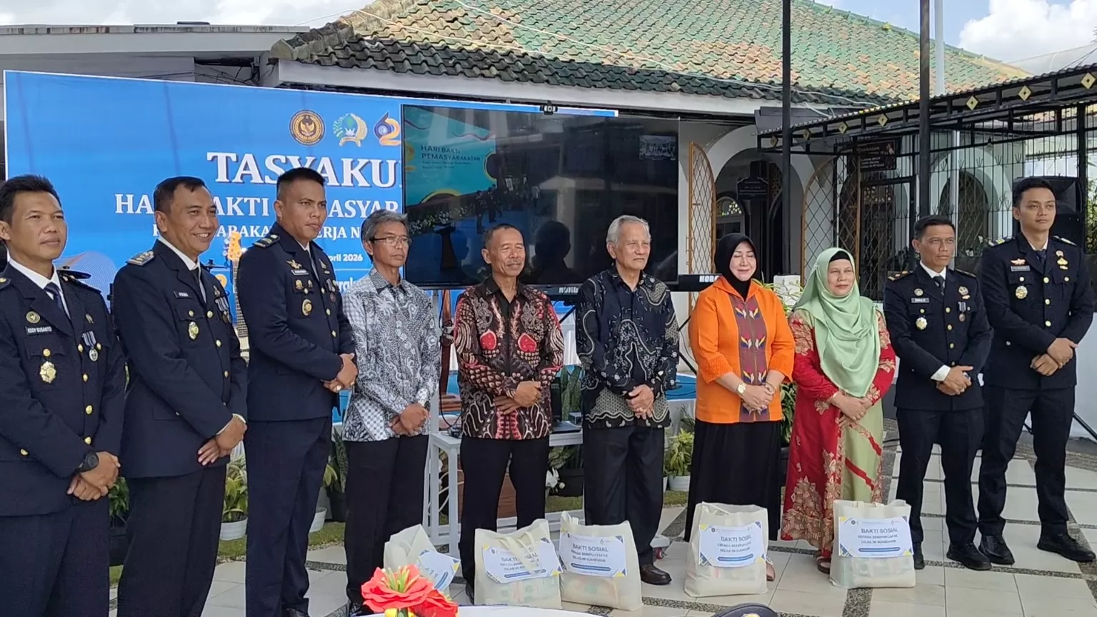 Foto bersama saat pemberian sembako oleh Pejabat kepada sesepuh Lapas kelas II-B Sumedang, (foto-Dedi.S)