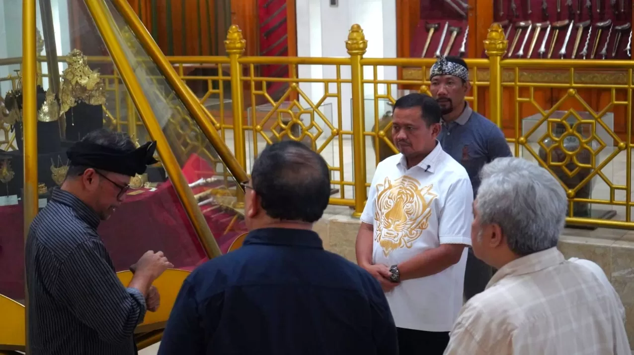 Potret Bupati, Radya Anom berdiskusi di Ruang Pusaka Keraton Sumedang Larang, (foto: istimewa)