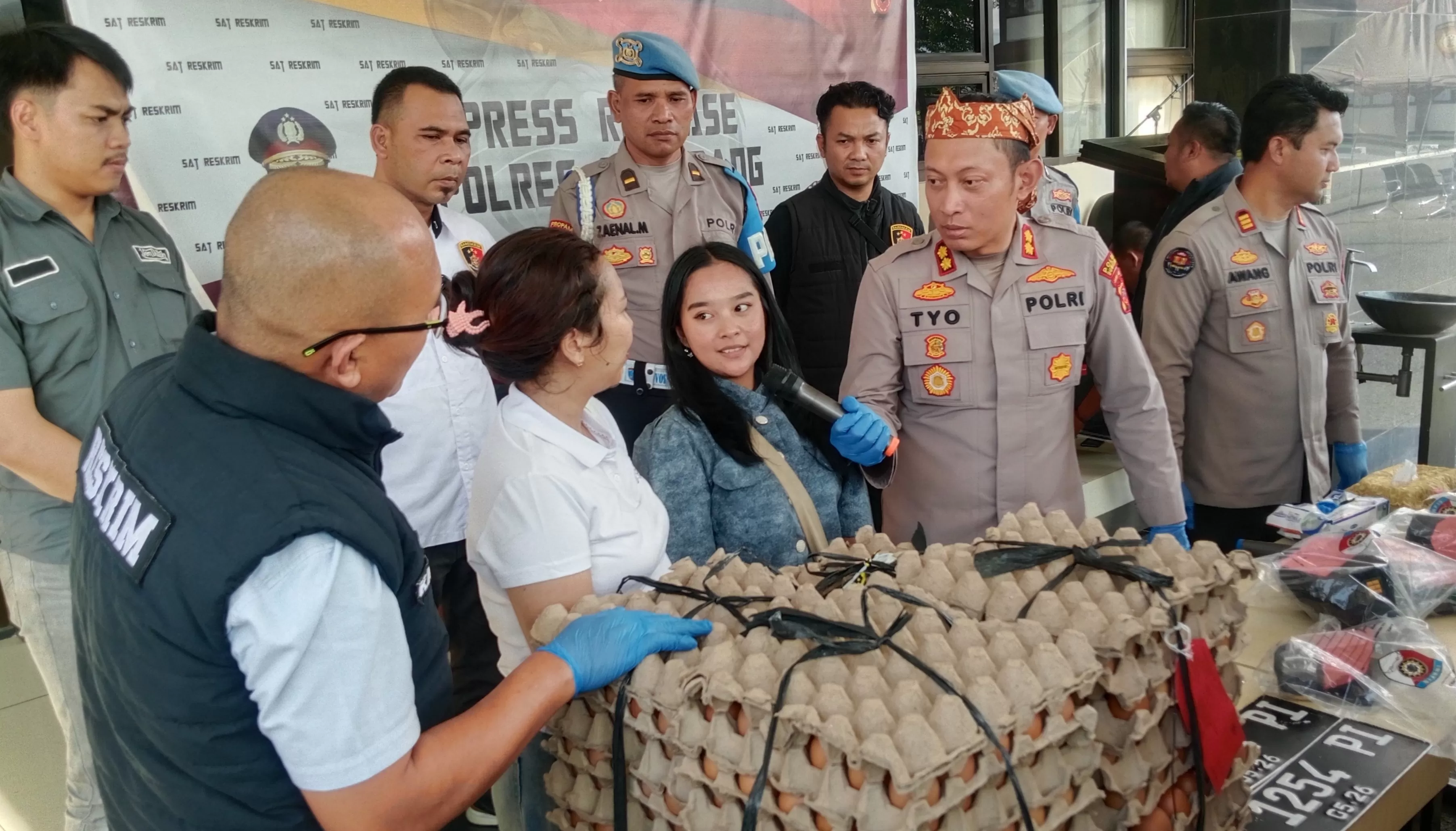 Saat Press Release Ungkap Kasus TNI Gadungan yang Menipu Pedagang Telur di Cimanggung. Bertempat di Halaman Mapolres Sumedang (Foto : Istimewa) 