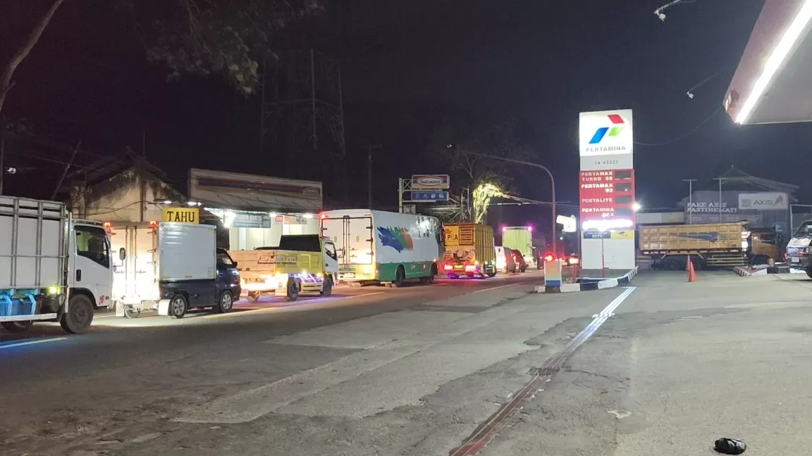Potret antrian panjang kendaraan akibat pasokan BBM jenis solar kosong. (foto-dedis)