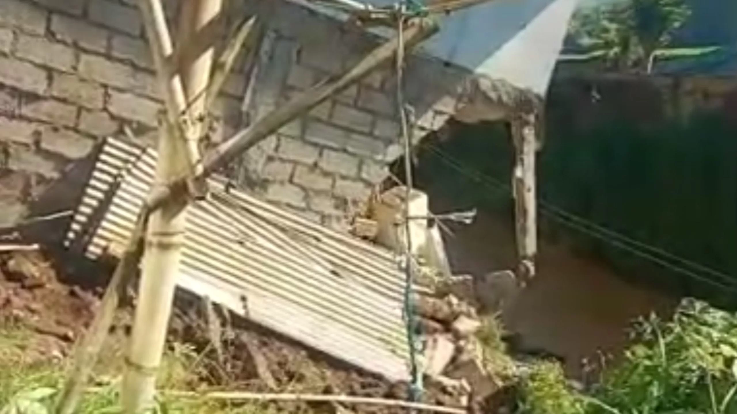 Kondisi rumah amblas di Desa Sukarapih Kecamatan Sukasari. (Foto : Istimewa)