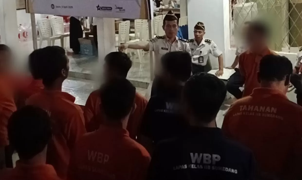Saat Warga Binaan Lapas Kelas IIB Sumedang Berbaris Mempersiapkan Tes Urine (Foto : Istimewa) 