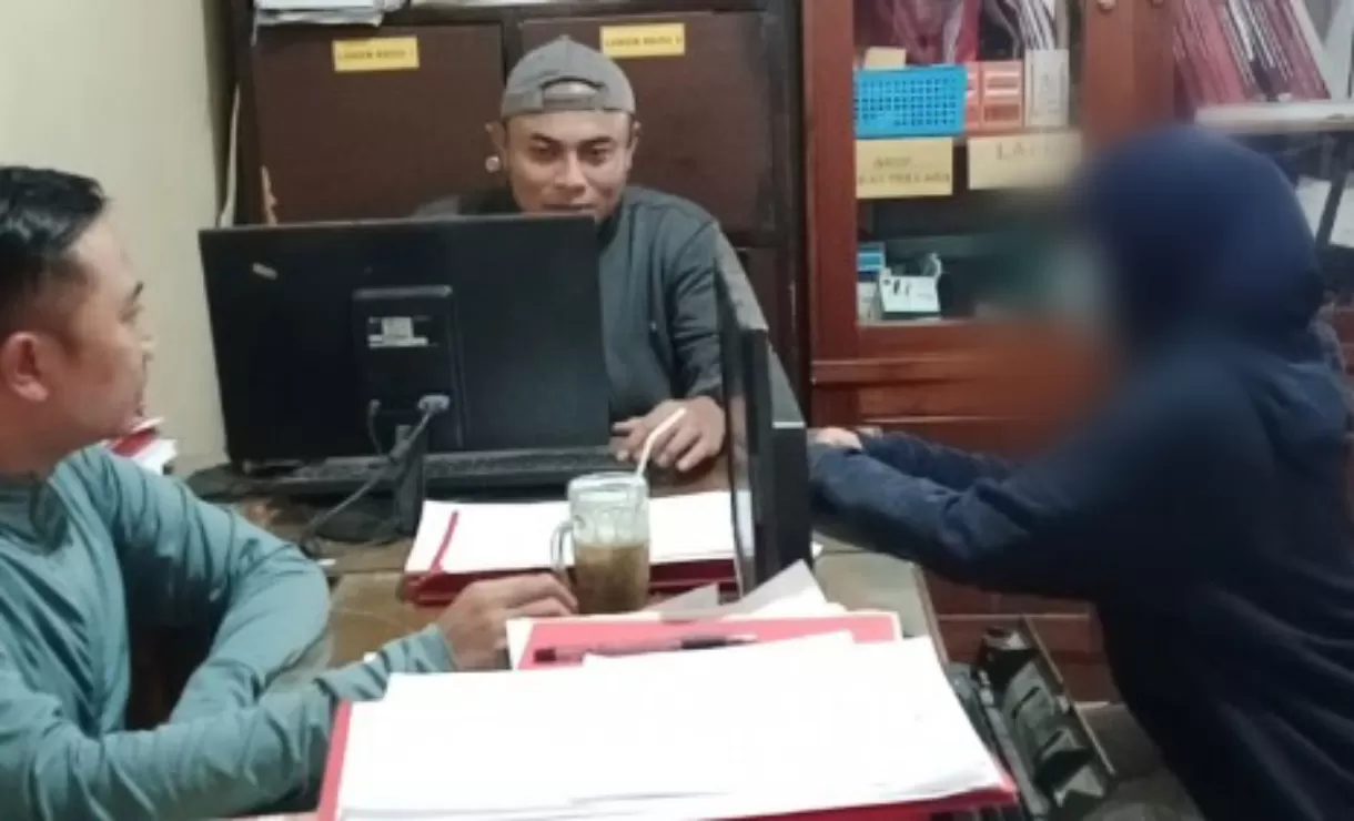 Pelaku Berinisial VM (kanan) Saat Dimintai Keterangan Oleh Anggota Polisi Polsek Sumedang Utara (Foto : Istimewa) 