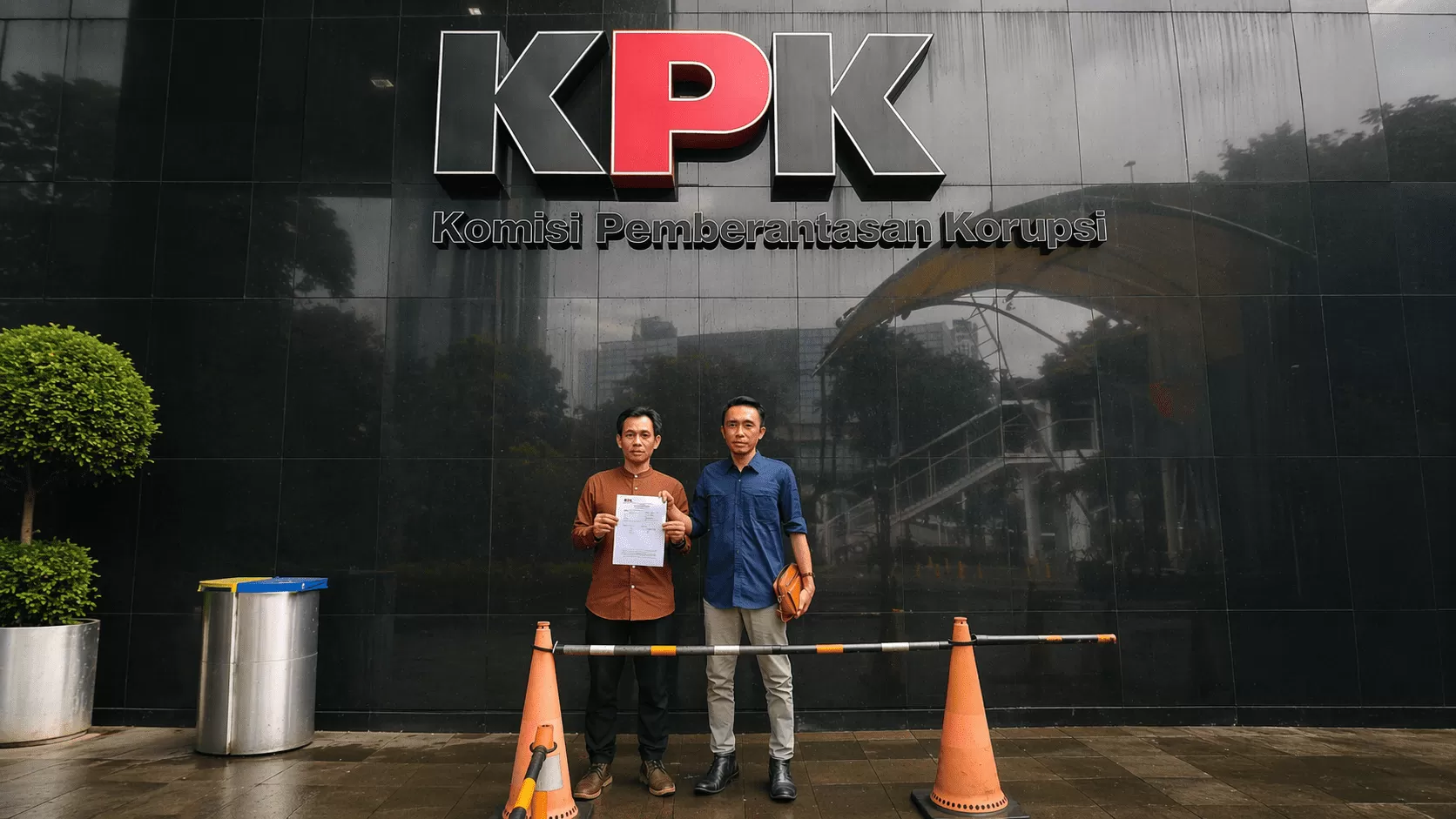 Ahli waris lahan proyek Tol Cisumdawu di Blok Pasirkancang, Desa Cilayung, Kecamatan Jatinangor (kanan) saat di Kantor KPK (Foto : Istimewa) 