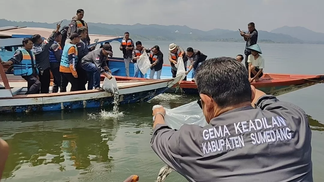 Pengurus Gema Keadilan Sumedang saat tebar benih ikan di Waduk Jatigede.