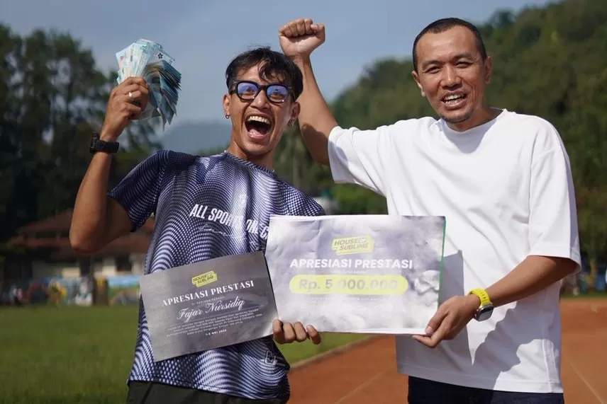 Pelari trail asal Sumedang, Fajar Nursidiq, saat menerima apresiasi Rp5 Juta dari owner House of Sublime. (Foto : Istimewa)