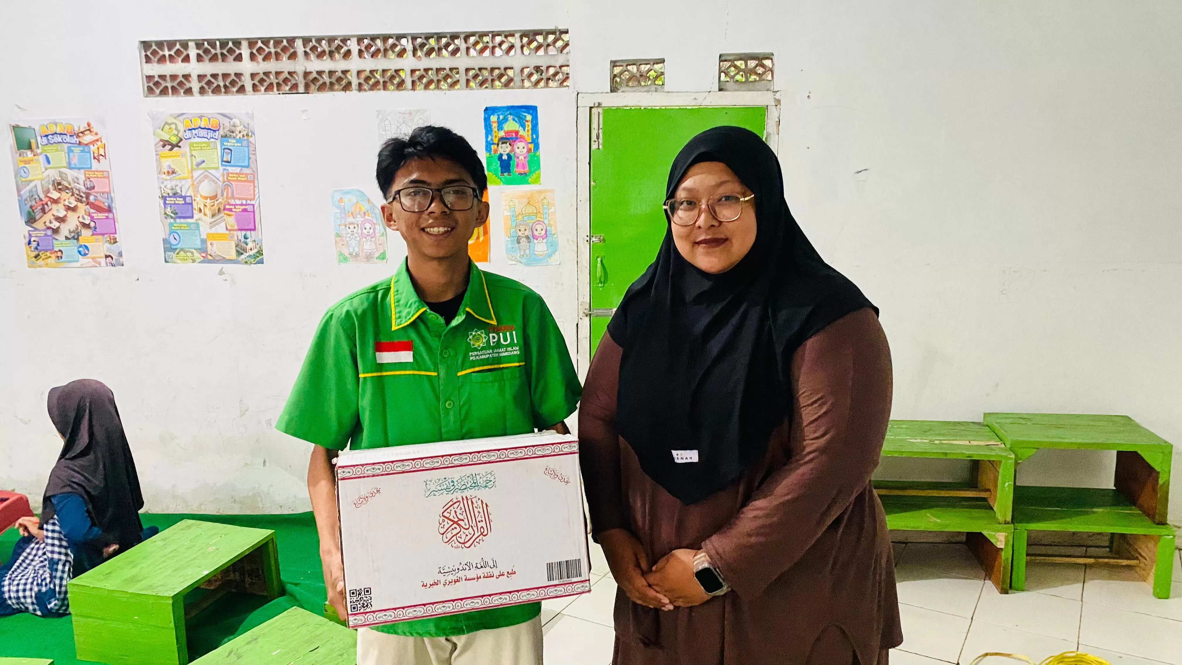 Ketua Pemuda PUI Sumedang saat menyalurkan bantuan Al-Qur'an ke korban bencana banjir di Darangdan. (Foto : Istimewa)