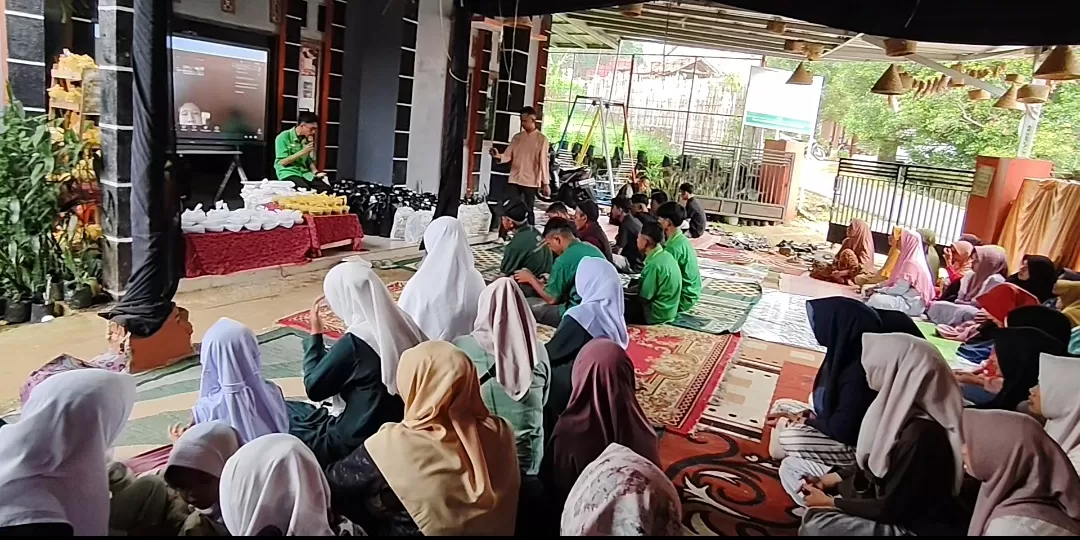 Suasana pengajian menjelang santunan lansia dan anak yatim di Wado. (Foto : Istimewa)