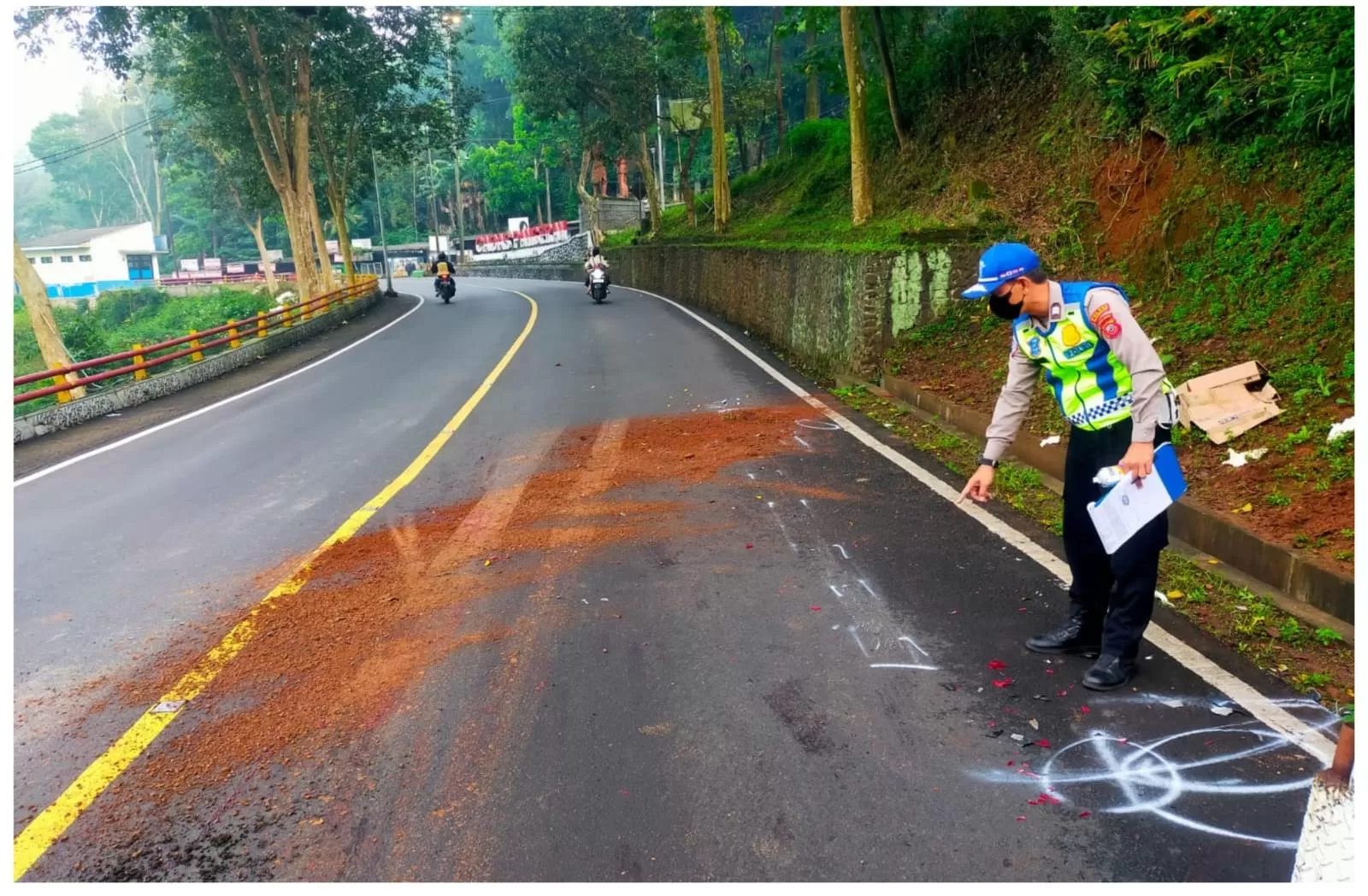 Polisi Olah TKP Kecelakaan Motor Hingga Pemotor Tewas di Cadas Pangeran Sumedang. (Foto : Istimewa)