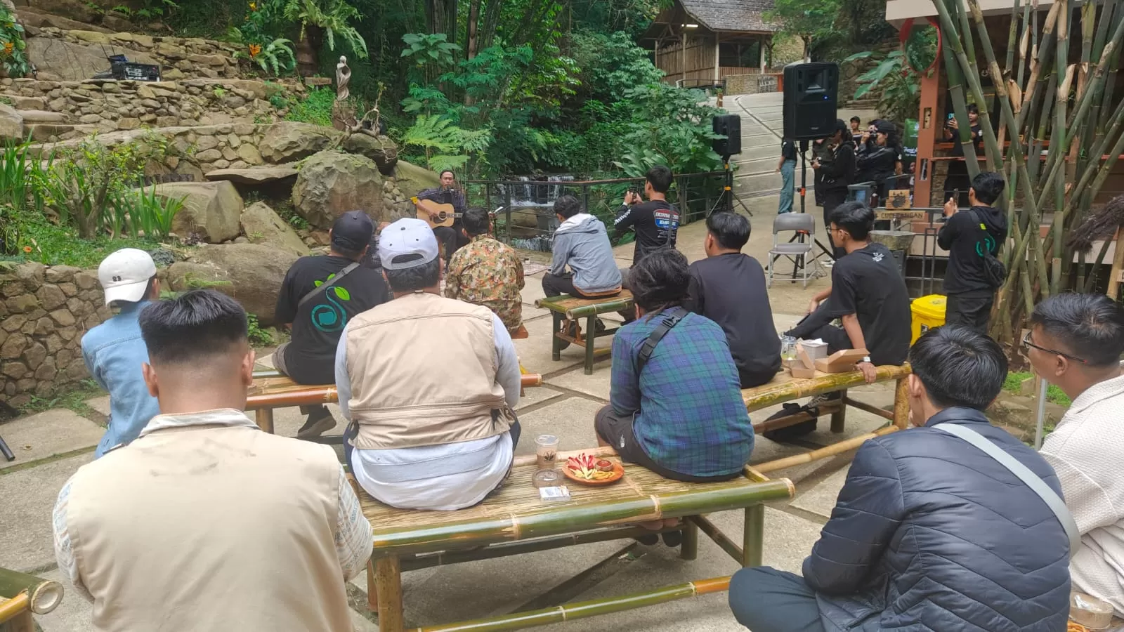 Para penonton saat menyaksikan Iksan Skuter di For-Rest Coffee Desa Sindulang.