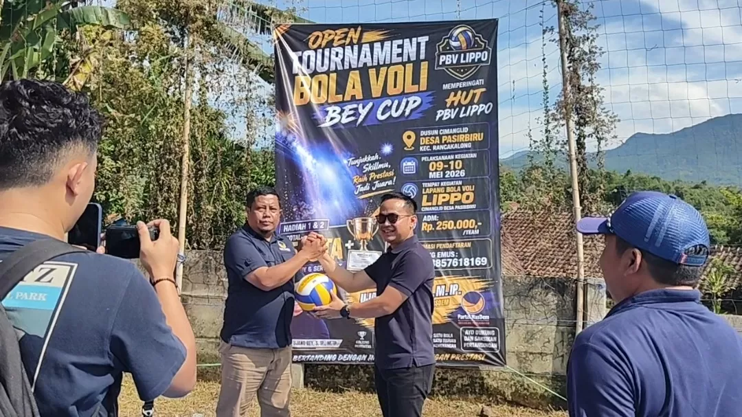 Simbolis : Anggota DPR RI Ujang Bey menyerahkan bola saat turnamen Voli di Rancakalong.