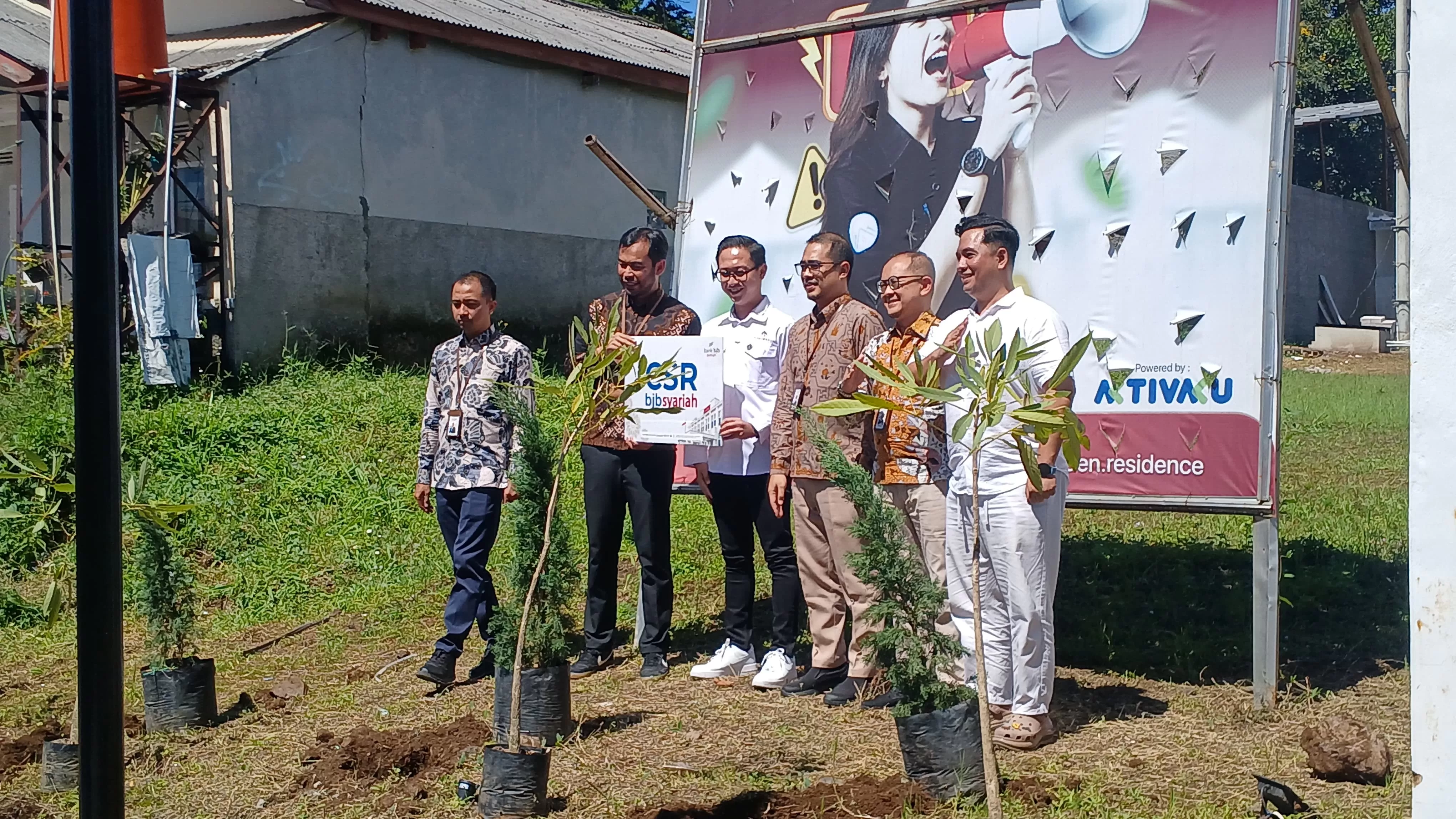 Simbolis : Penanaman pohon di perumahan Sky Garden dari program CSR Bank BJB Syariah.