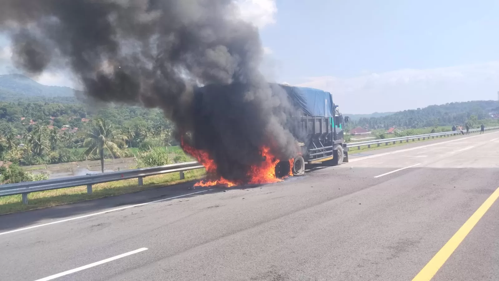 Trui Tronton Terbakar di Tol Cisumdawu KM 200, sumber foto: Istimewa