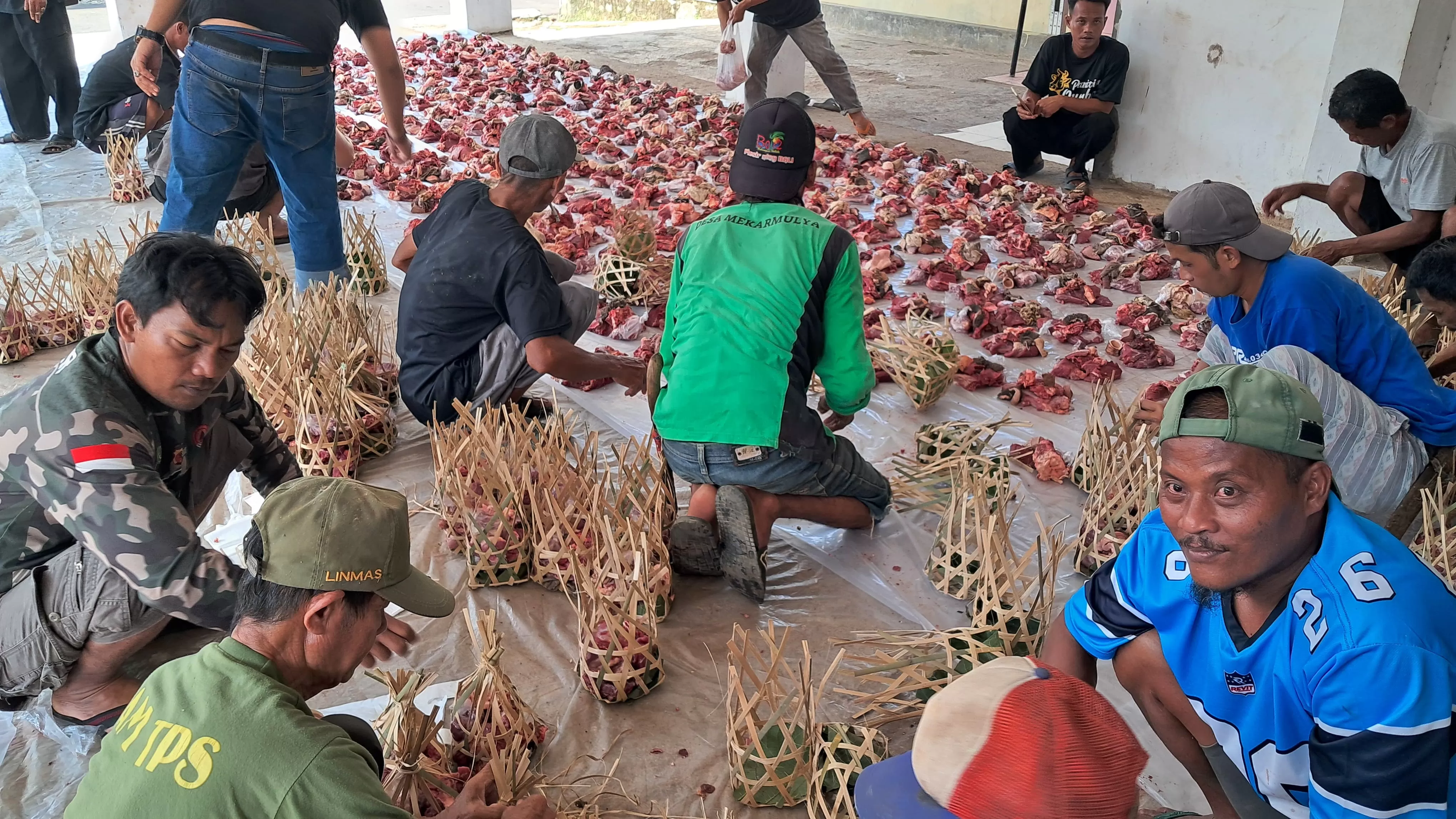 Warga Situraja saat membungkus daging qurban dengan menggunakan Rinjing. (Foto : Istimewa)