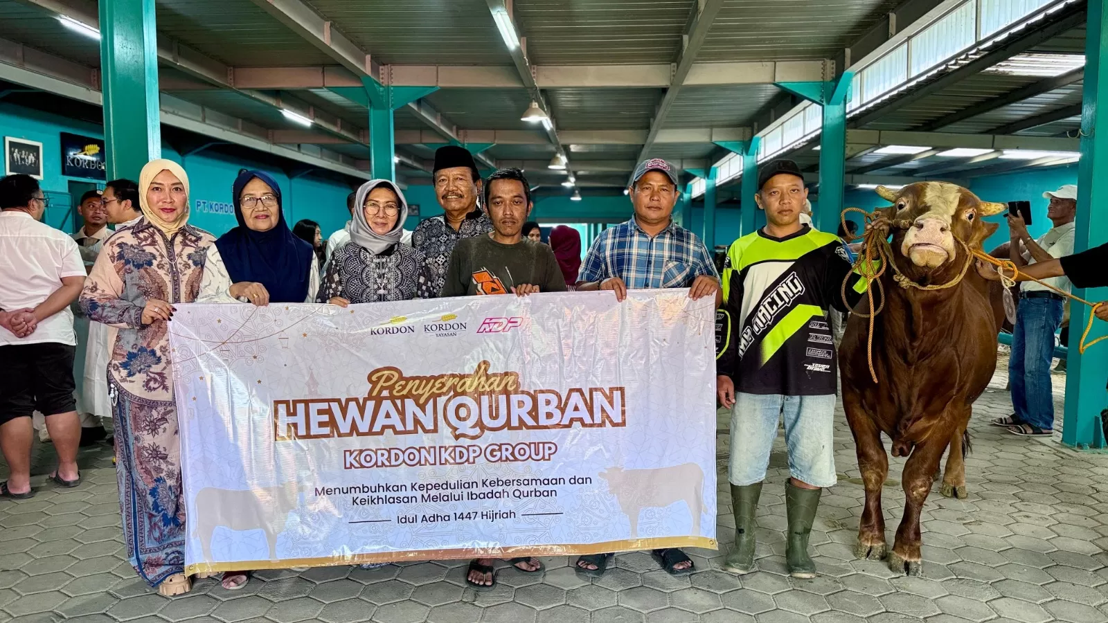 Foto bersama jajaran pengurus PT Kordon Putra Sinergi sesaat sebelum penyembelihan hewan kurban. (Foto : Istimewa)