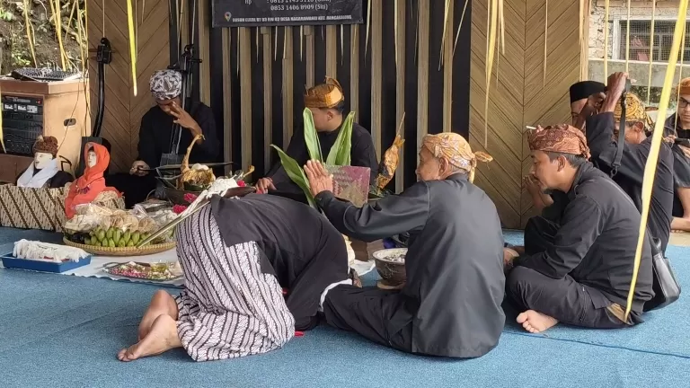 Tarawangsa, seni tradisi yang akan digelar 1 Minggu, di balai desa adat masyarakat kecamatan Rancakalong.