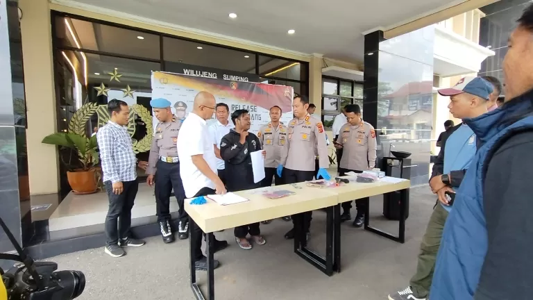 Momen konferensi pers di Mako Polres Sumedang, Kamis (07/05/2026) pagi. (foto : Dedis)
