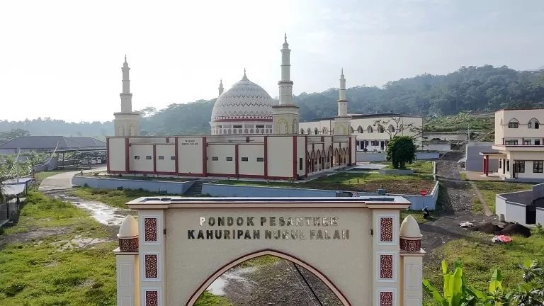Protet Masjid Agung Pesantren Nurul Falah. (foto : dedis)