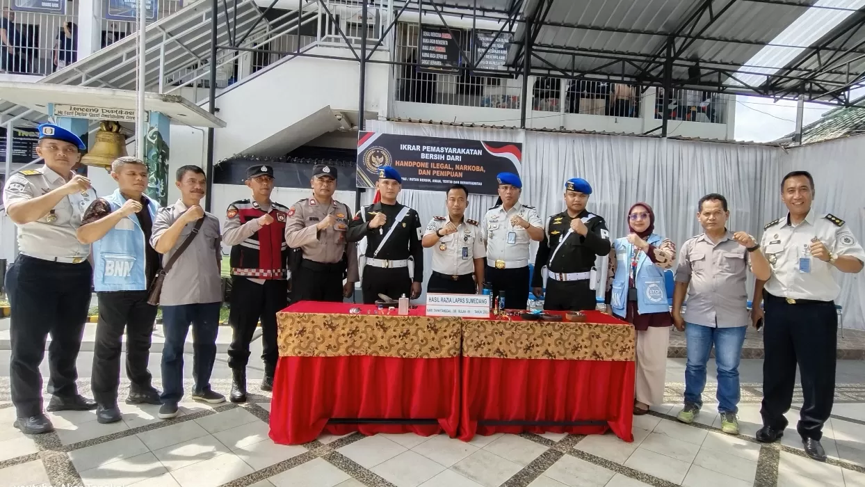 Foto bersama, Kepala Lapas Bima Ganesha Widiyadarma (tengah) bersama jajaran, BNN, TNI-Polri, Jumat (08/05/2026). (foto-dedis)