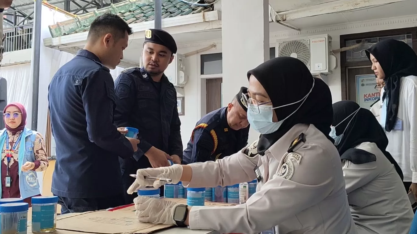 Potret Pemeriksaan Tes Urin terhadap seluruh pemasyarakatan di Lapas kelas II-B Sumedang, Jum'at (08/05/2026). (foto-dedis)