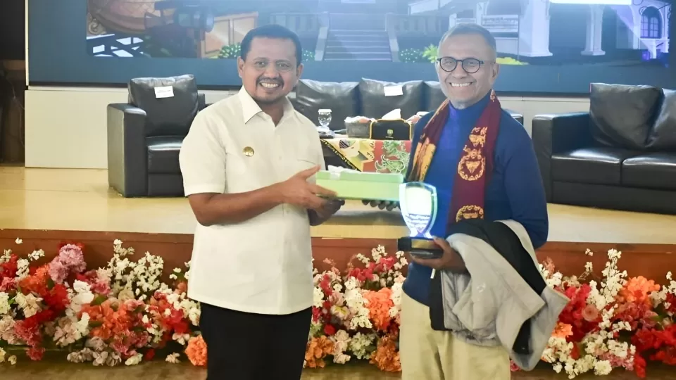 Bupati Sumedang Dony Ahmad Munir berfoto bersama Dahlan Iskan. (foto : istimewa)