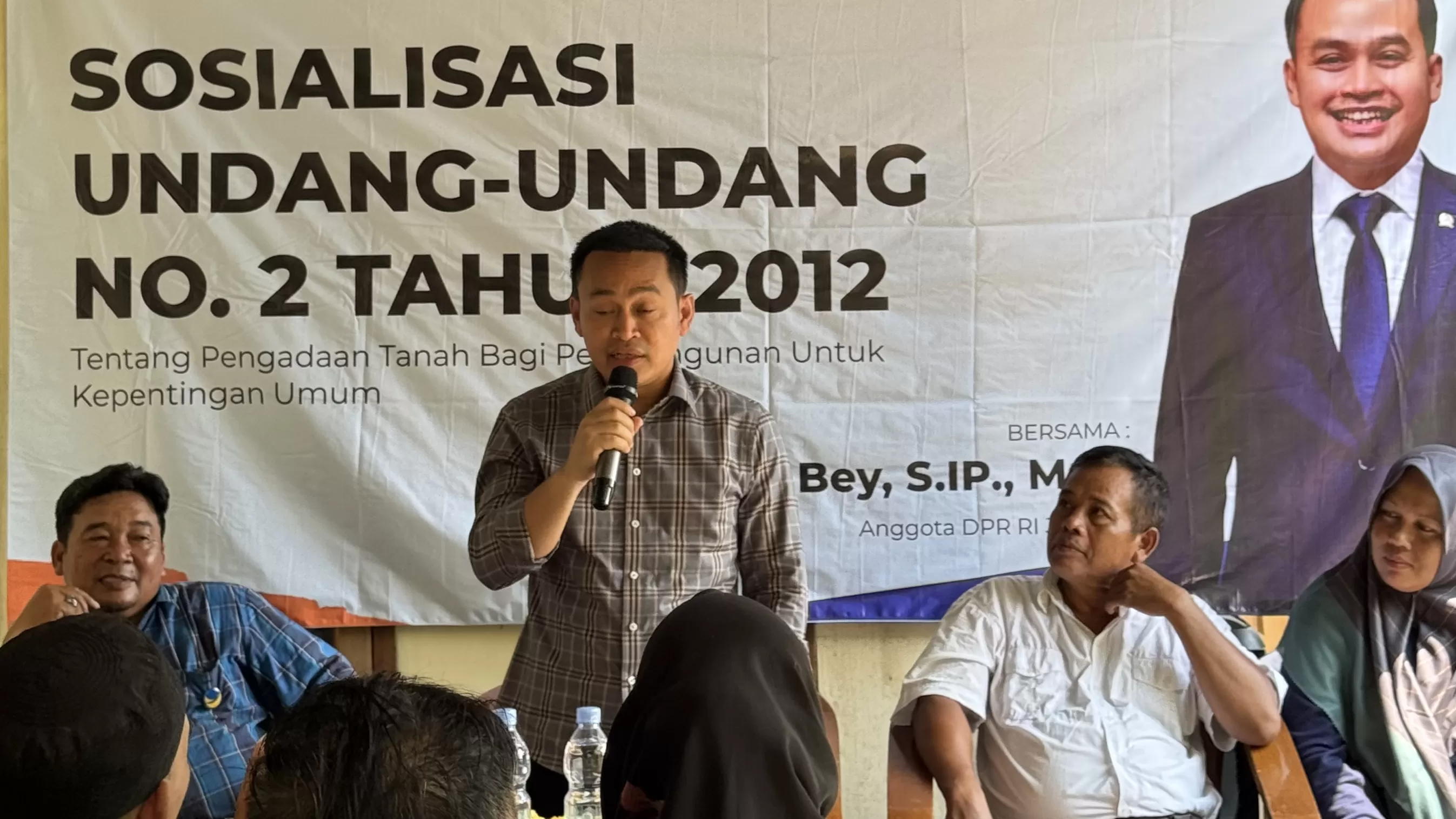 Anggota DPR RI Ujang Bey saat sosialisasi Undang-undang pertanahan di Jatigede. (Foto : Istimewa)